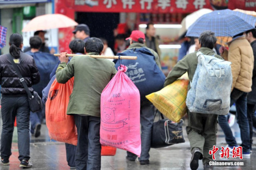 聚焦春節(jié)“恐歸族”：近鄉(xiāng)情怯，恐懼何來(lái)？(圖)